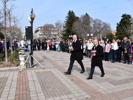 Поморие сведе глава пред героите, дали живота си за свободна България (СНИМКИ)