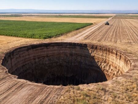 Земята се отваря в Турция: близо 700 гигантски пропадания поглъщат ниви