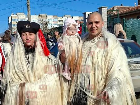 5-месечната Сияна стана най-малката кукерка на празника в Бургас