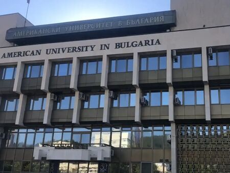 Преподавател полетя от сградата на Американския университет в Благоевград и загина