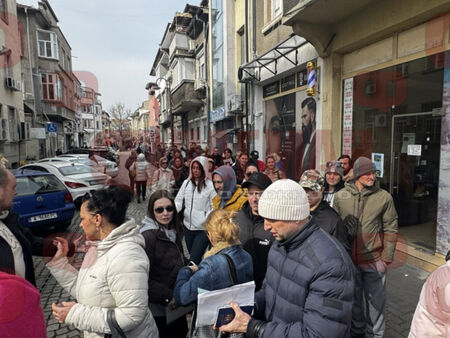 Украинци окупираха главния вход на Първо РУ в Бургас