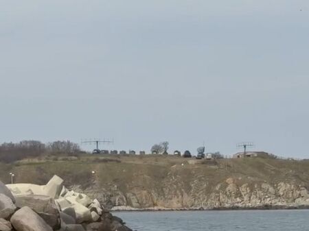 Има ли мозък под фуражката? Военните от Атия направиха учение на открито в най-напрегнатия момент през новия век