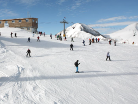 Мъж предизвика жесток инцидент на ски писта в Банско и избяга