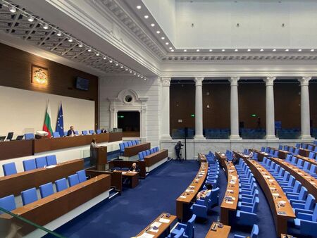 Съпругата на Пламен Бобоков блесна в галерията на Ники Младжов (СНИМКИ)