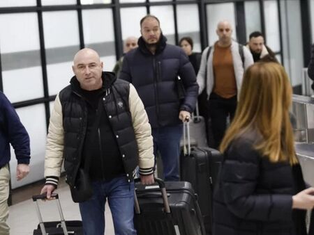 Извънреден полет връща 326 българи от Дубай в София