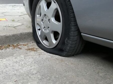 Откриха варненеца, изрязал гумите на десетки автомобили в Бургас, но няма да го накажат