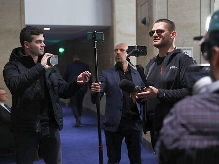 Изгониха влогъра Симон Милков от НС