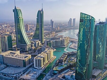 Иран атакува Бахрейн, ракети и дронове удариха жилищни сгради и хотел в столицата Манама