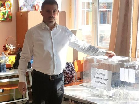 Трус в ПП „Възраждане“: Бургаски депутат се замогнал за няколко години, пращат Цончо Ганев за водач, за да спре разпада