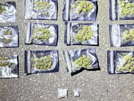 Наркотици, оръжия и 15 000 евро  са иззети в София