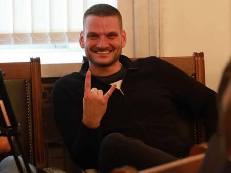 Изгониха влогъра Симон Милков от НС