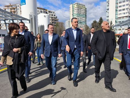 Бойко Борисов пристигна в Бургас, посети детската болница (НА ЖИВО)