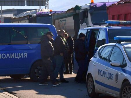Арестуваха 61-годишен мъж на „Капитан Андреево“, опита да прекара марихуана за 374 000 евро през