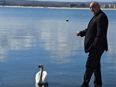 Подозираше ли днес Бойко Борисов с кой лебед се снима в Бургаско (ВИДЕО)