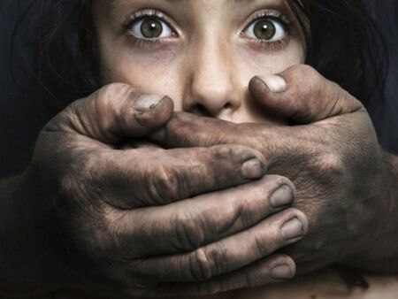 Мъж изнасилил дъщеря си и 16 нейни приятелки, ето как го наказаха