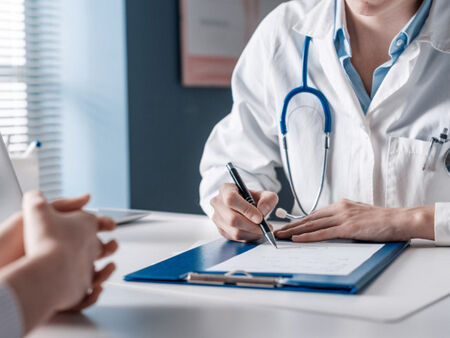 Правописна грешка издаде „лекар“ с фалшива диплома в Лом