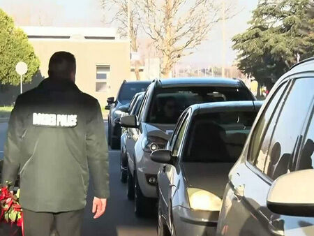 Гранични полицаи подаряват рози на дамите, чакащи на пункта