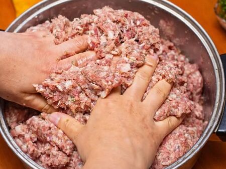 Повече няма да слагате хляб и галета в мляното месо, с тази съставка издигате кюфтетата на съвсем ново ниво!