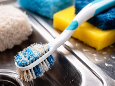 Не изхвърляйте старата четка за зъби, защото върши чудесна работа у дома