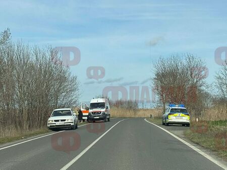 Тойота изхвърча в канавката край Долно Езерово, има ранени (СНИМКИ)