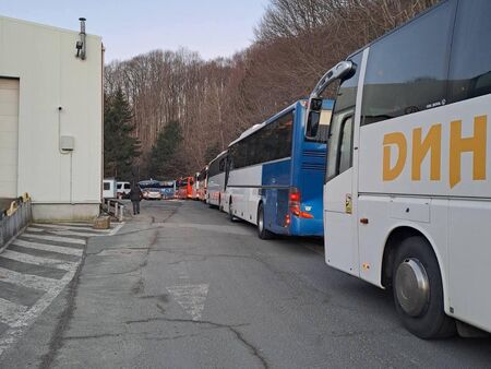 Какво става на ГКПП „Малко Търново“? Такива опашки от автобуси няма дори през лятото (СНИМКИ)