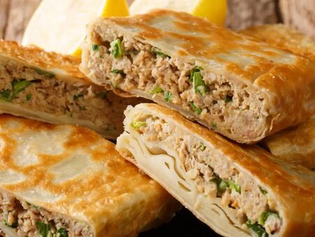 Вкусен арабски мутабак с кайма и яйца