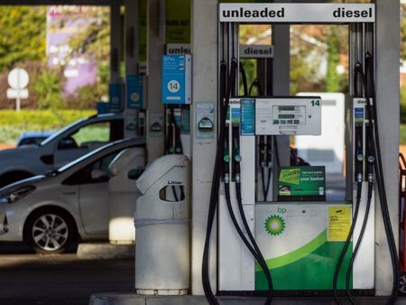 Британците са изправени пред най-високите цени на бензиностанциите досега