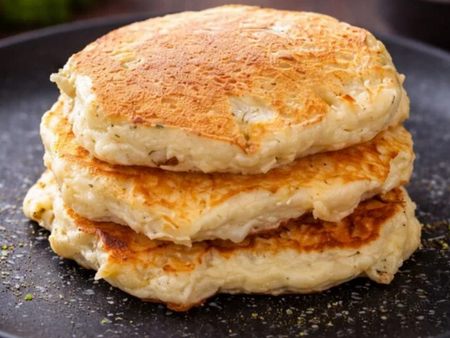 Пухкави тиганички със сирене и кашкавал – бърза закуска, която става за 10 минути