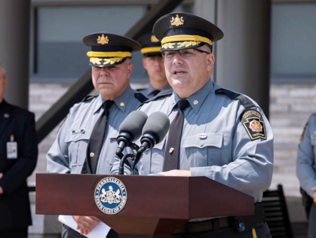 Спрян за проверка шофьор застреля полицая и се самоуби