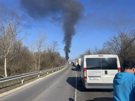 Километрични задръствания по пътя Казанлък - Стара Загора 