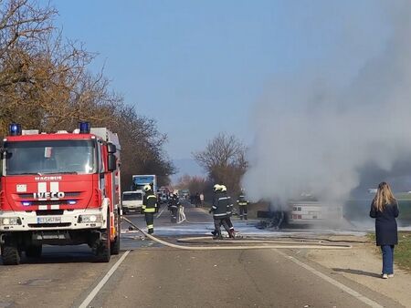 Автобус пламна като факла на пътя Казанлък - Стара Загора