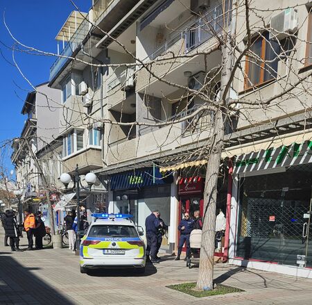 Шокиращо! Мъж влезе в офиса на мобилен оператор в Поморие, видя си сметката и почина