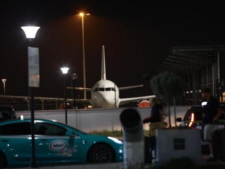 Дронове паднаха край летището в Дубай, четирима души са ранени