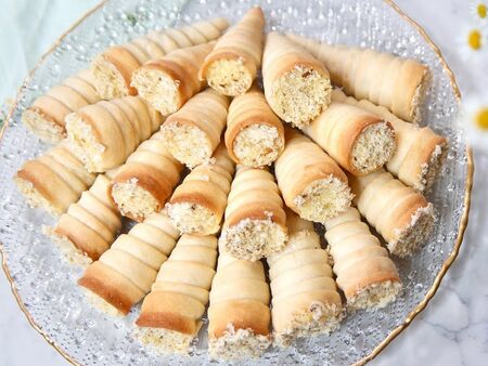 Кой не обожава фунийките с крем, с този трик от стария тефтер на баба стават като от едно време