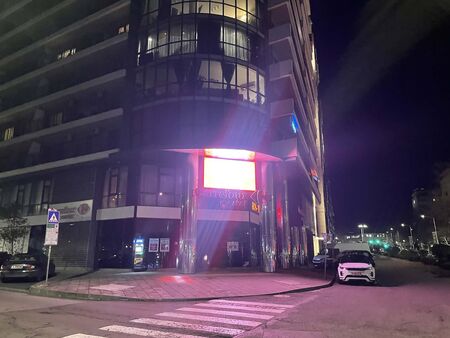 Проклятие ли дебне над това място? Лъскавият обект срещу Пантеона остана празен, и Carrefour затрови врати