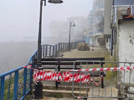 Община Царево предприе спешни действия заради срутването на алеята в Ахтопол