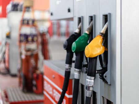 Цените на горивата с шоково поскъпване, държавата щяла да помага на хората и бизнеса