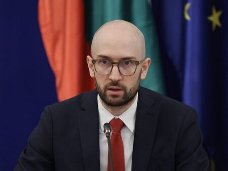 Финансовият министър представи параметрите на удължителния закон в парламента