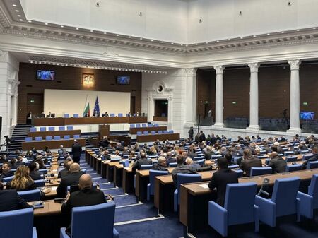 Парламентът прие на първо четене удължителния бюджет