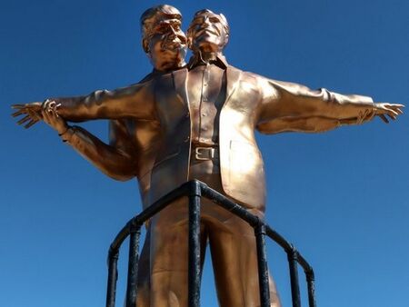 Сатирична статуя на Тръмп и Епстийн - озаглавена „Кралят на света“