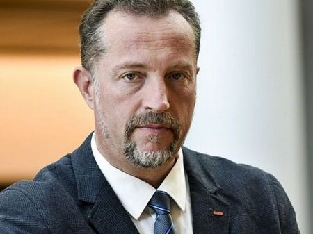 "Прогресивна България" реже всички партийни номади, залага изцяло на нови лица