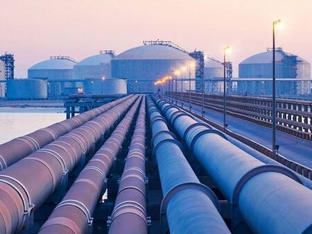 Кризата с петрола се задълбочава, ОАЕ затвори един от големите си нефтени терминали