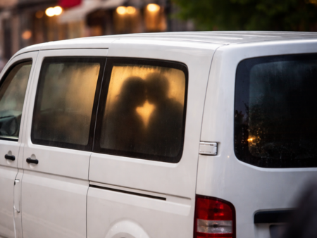 Интимен скандал посред бял ден: Строител и жрица на любовта го направиха пред минувачи