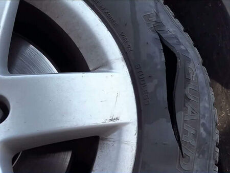 Среднощен вандализъм: Mъж наряза гумите на 36 автомобила и стреля по жена в карловското село Иганово