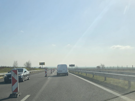 Шофьори: АПИ кого заблуждава? Ремонтът на АМ „Тракия“ край Бургас е зациклил, няма нито една техника (СНИМКИ)