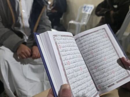 Коранът отеква силно, докато палестински рецитатори се събират в Газа