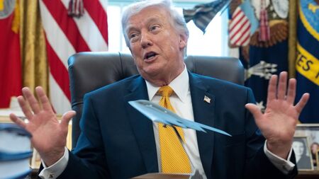 Тръмп вдига на непознати номера, лесно е да се получи личния му номер