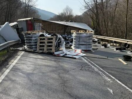 Тир разсипа товара си и блокира Прохода на Републиката