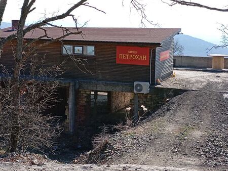 Две табели в Бакаджика повдигат въпроса кой и защо свързва