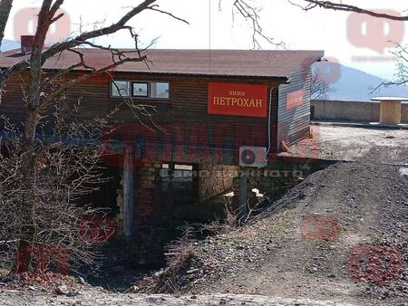 Туристи в потрес - натъкнаха се на втора хижа "Петрохан"